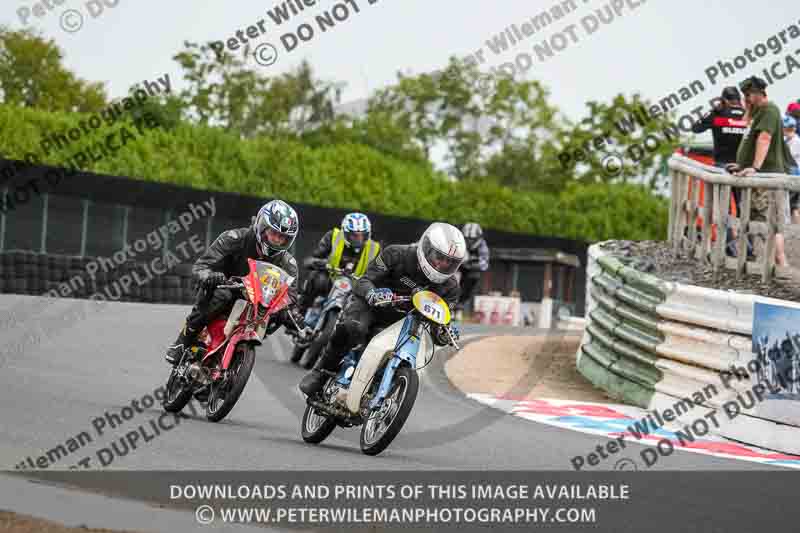 Vintage motorcycle club;eventdigitalimages;mallory park;mallory park trackday photographs;no limits trackdays;peter wileman photography;trackday digital images;trackday photos;vmcc festival 1000 bikes photographs